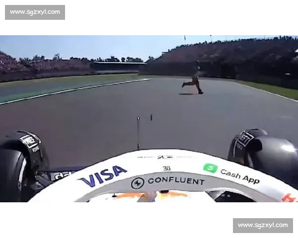 离大谱！劳森车载惊魂：两名马修横穿赛道险酿惨剧